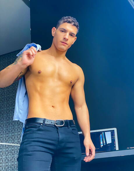 Hengst Bastian Karim wird nach dem Schwanzlutschen in den Arsch gefickt