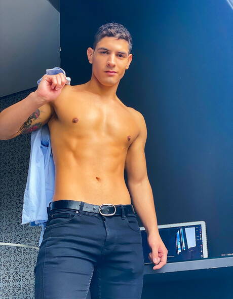 Hengst Bastian Karim wird nach dem Schwanzlutschen in den Arsch gefickt