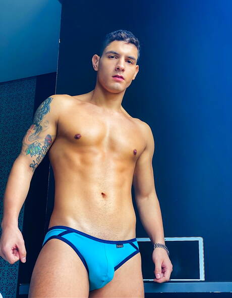 Hengst Bastian Karim wird nach dem Schwanzlutschen in den Arsch gefickt