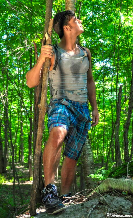 비프케이크 데릭 스트롱이 뜨거운 샤워 속에서 옷을 벗고 멋진 엉덩이를 과시하고 있다