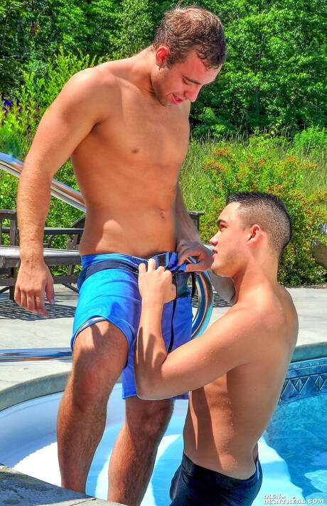 Kanadyjski ogier Alec Leduc i przystojniak Keylan Oconnor w ostrym seksie analnym na basenie