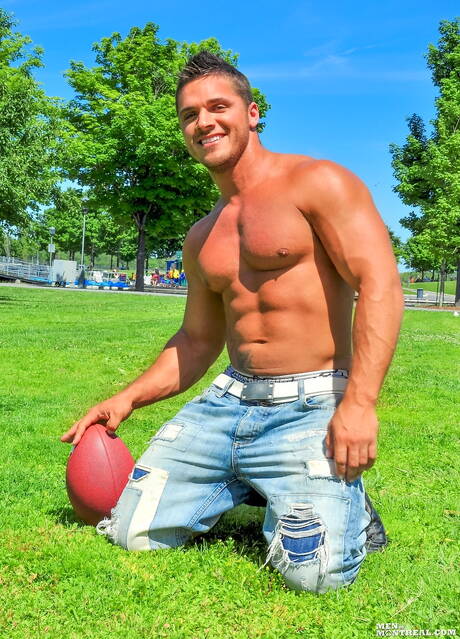 HotAFMen: 보디빌더 숀 발푸어가 야외에서 누드 포즈를 취하고 뜨거운 엉덩이를 과시하고 있다.