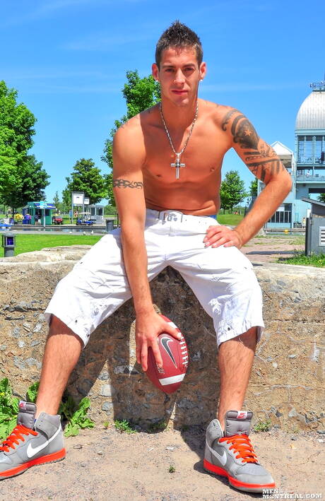 帥哥 Ben Rose 在戶外用假陽具挑逗