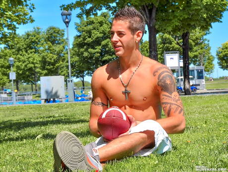 帥哥 Ben Rose 在戶外用假陽具挑逗