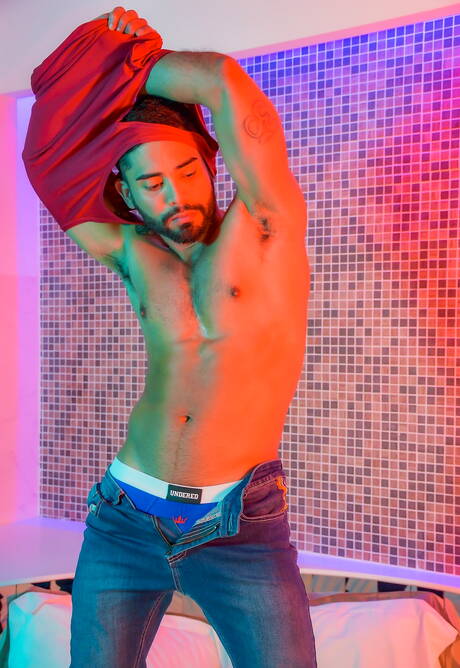 Der starke Mann Guido Plaza wichst in der Badewanne