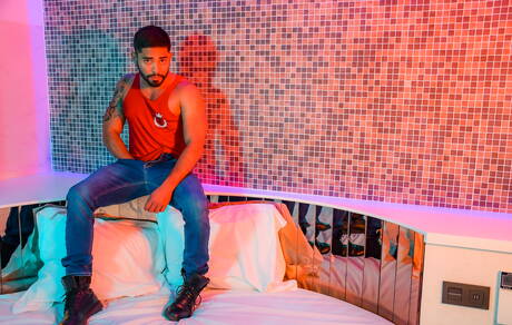 Der starke Mann Guido Plaza wichst in der Badewanne