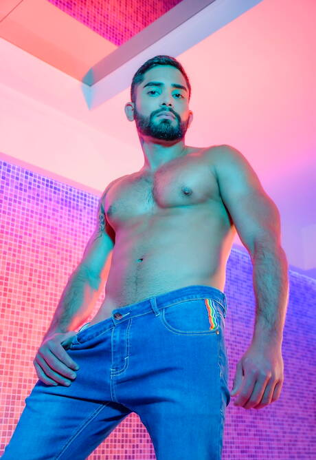 Der starke Mann Guido Plaza wichst in der Badewanne