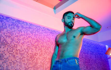 Strongman Guido Plaza jerk off in bath