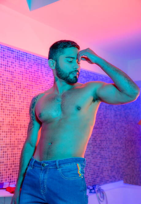 HotAFMen: Der starke Mann Guido Plaza wichst in der Badewanne