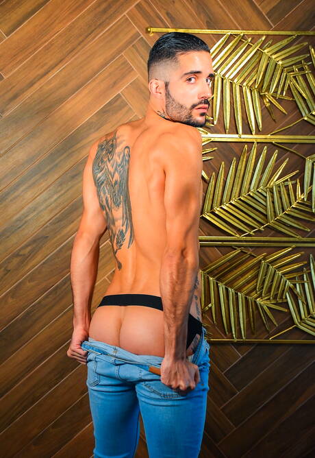 Beefcake Saul Dance get naked and showing his butt