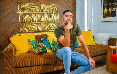 Beefcake Saul Dance get naked and showing his butt