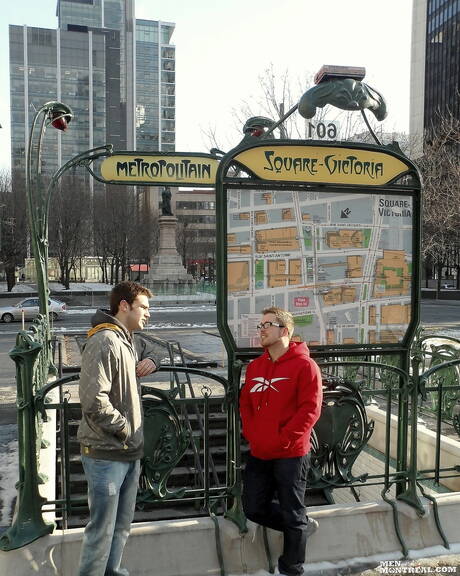 たくましい体格のヒューゴ・ラコステとカナダの雄牛マルコ・ルボーがキッチンでヌードになってお尻を見せる