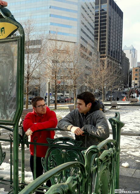 HotAFMen: 몸매 좋은 위고 라코스테와 캐나다 황소 마르코 르보가 부엌에서 누드로 포즈를 취하고 엉덩이를 드러내고 있다.