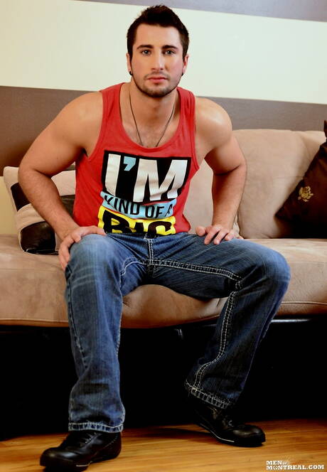 Gespierde Kenzo Masi masturbeert