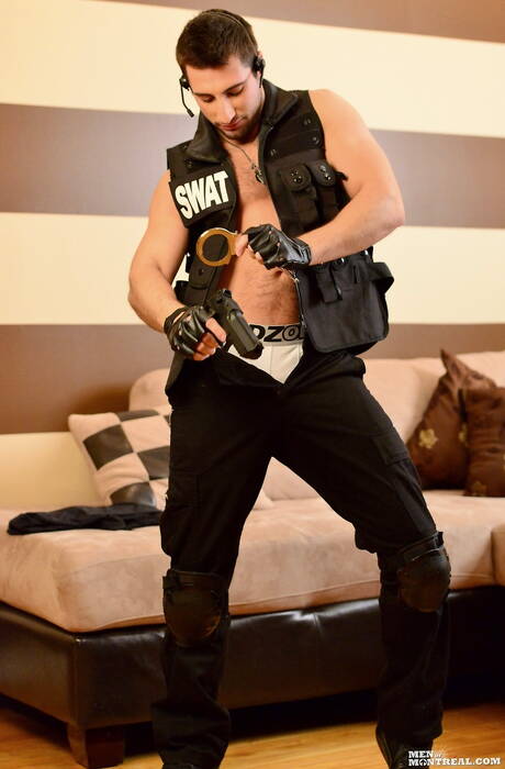 Gespierde Kenzo Masi masturbeert