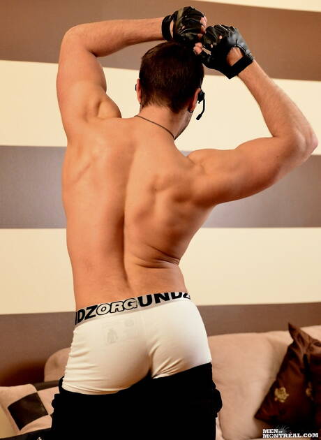 Gespierde Kenzo Masi masturbeert