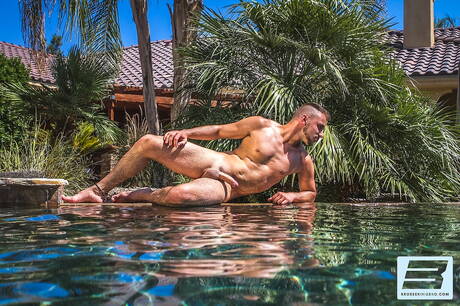 エイデン・ウッズとアメリカのゲイのクマ、コルビー・ジャンセンがプールでお互いを吸ったりファックしたりしている