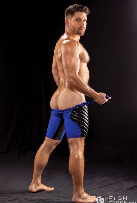 Die versauten Jungs Beau Butler, Adrian Hart und Reign beim harten interracial Dreiersex