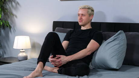 Knappe kerel Dakota Preston plaagt zijn pik