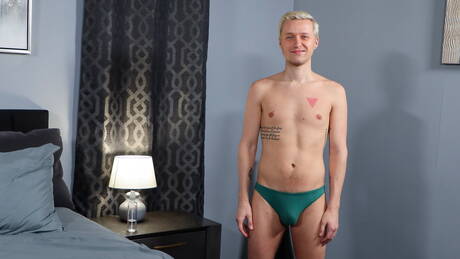 Knappe kerel Dakota Preston plaagt zijn pik