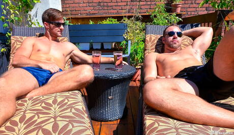 Mięsisty Gabriel Clark i krzepki facet Alec Leduc ruchają się w dupę po ssaniu kutasa na zewnątrz