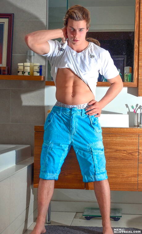 Stud Samuel Arseneau playing with cock in bath