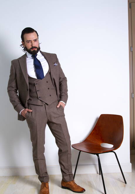 Kulturysta Miguel Angel masturbuje się pod prysznicem