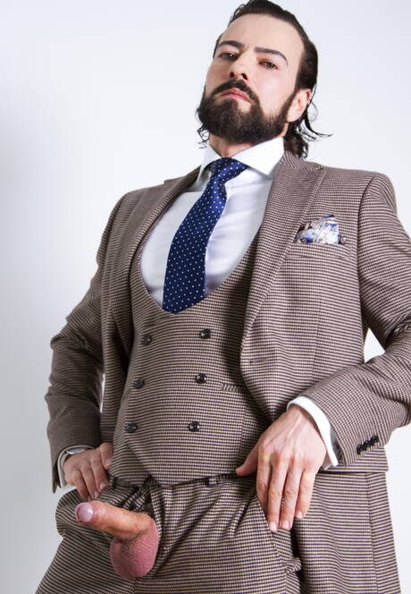 Kulturysta Miguel Angel masturbuje się pod prysznicem