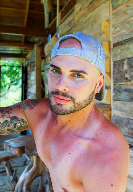 Der kanadische Muskelprotz Romeo Davis und der attraktive Ronkike haben draußen heißen Sex