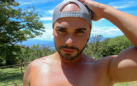 Der kanadische Muskelprotz Romeo Davis und der attraktive Ronkike haben draußen heißen Sex