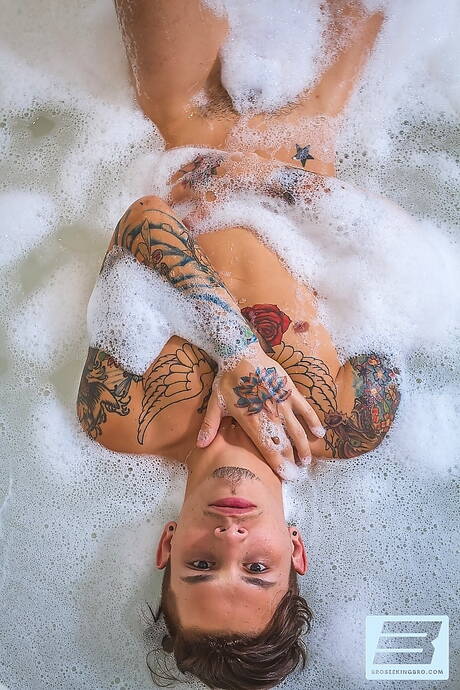 Tough guy Bravo Delta and american hunky guy Seth Knight banged each other in bath