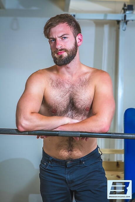 アメリカ人のスタッド、ブレット・ディランとたくましい体格のブラボー・デルタがセックスを楽しむ