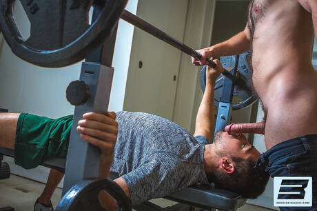 アメリカ人のスタッド、ブレット・ディランとたくましい体格のブラボー・デルタがセックスを楽しむ