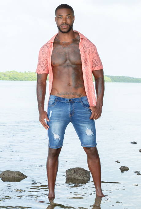 Der muskulöse Brite Michael Boston und der muskulöse Reign ficken interracial in den Arsch, nachdem sie draußen Schwänze gelutscht haben