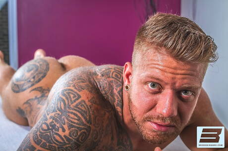 カナダの力持ちマシュー・パーカーとクマのマム・スティールが愛し合う