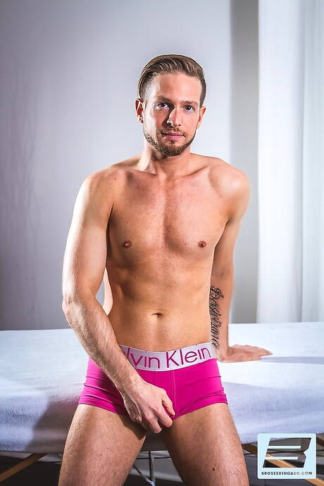 Canadian strongman Matthew Parker and bear Mam Steel make a love