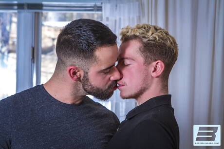 De harige Franse beer Teddy Torres en de knappe William Moore zuigen en neuken elkaar