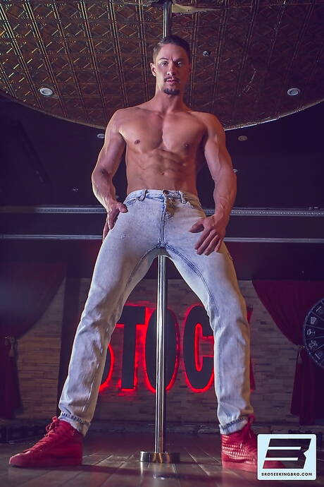 カナダ人のたくましい体格のマヌエル・スカイとカナダ人の筋肉質なスカイ・ノックスがお互いを激しく突き合う