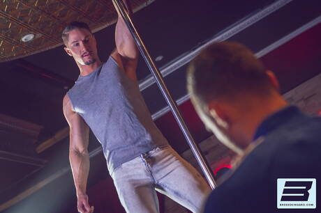 カナダ人のたくましい体格のマヌエル・スカイとカナダ人の筋肉質なスカイ・ノックスがお互いを激しく突き合う