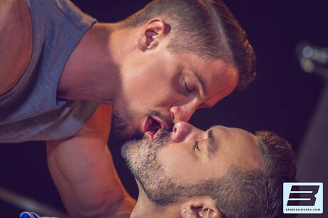 カナダ人のたくましい体格のマヌエル・スカイとカナダ人の筋肉質なスカイ・ノックスがお互いを激しく突き合う