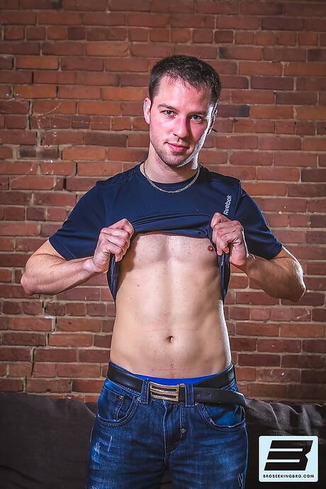 筋肉質なアレックスとアメリカ人の成熟したクマのコルビー・ジャンセンがお互いを吸ったりファックしたりします