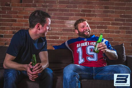 筋肉質なアレックスとアメリカ人の成熟したクマのコルビー・ジャンセンがお互いを吸ったりファックしたりします