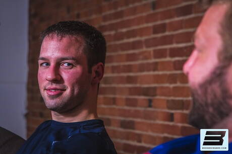 筋肉質なアレックスとアメリカ人の成熟したクマのコルビー・ジャンセンがお互いを吸ったりファックしたりします