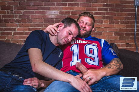 筋肉質なアレックスとアメリカ人の成熟したクマのコルビー・ジャンセンがお互いを吸ったりファックしたりします