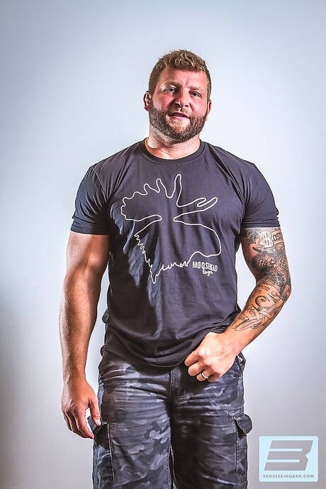 Bro Seeking Bro: American bear Colby Jansen and canadian hunky guy Samuel Stone make a love in the kitchen