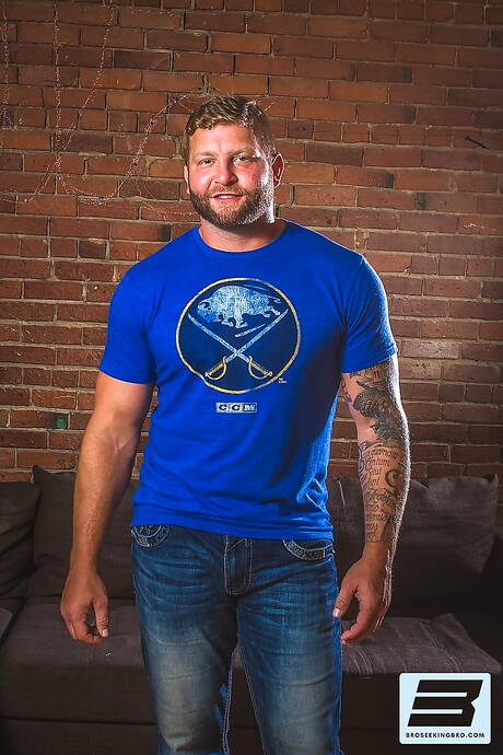 カナダ人のたくましいブランドン・ジョーンズとアメリカの熟した熊のコルビー・ジャンセンが熱いアナルファックアクションを披露