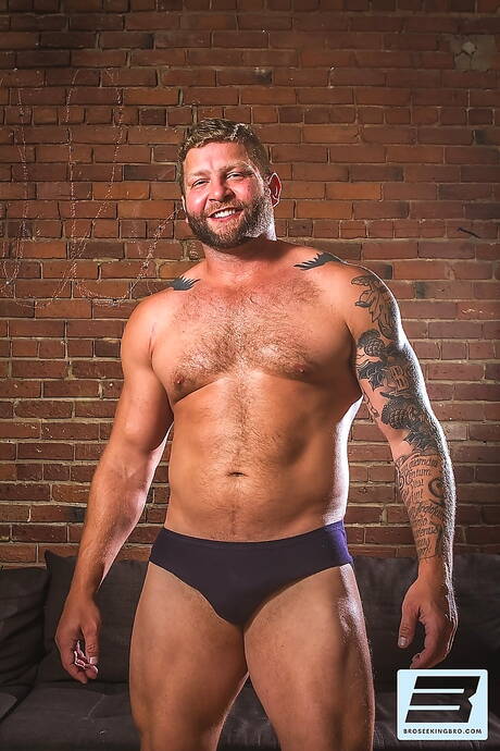 Bro Seeking Bro: Canadian beefy Brandon Jones and american mature bear Colby Jansen in hot ass fuck action