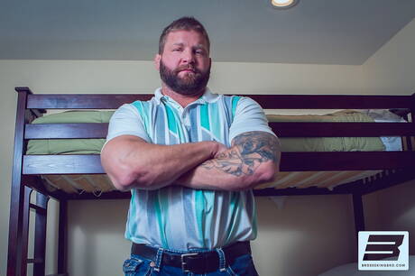 エイブ・アンドリュースとアメリカンベアのコルビー・ジャンセンがアナルを掘る