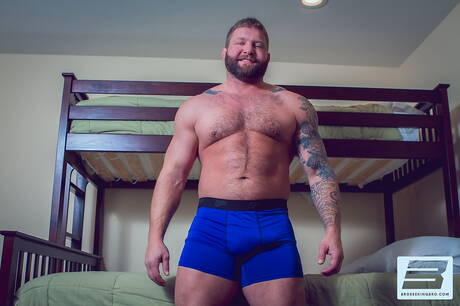 エイブ・アンドリュースとアメリカンベアのコルビー・ジャンセンがアナルを掘る