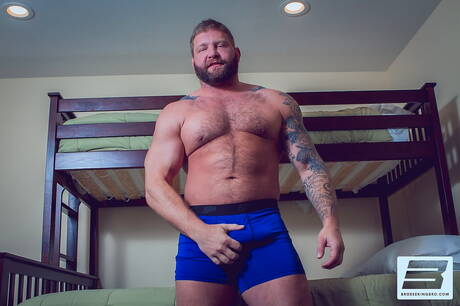 エイブ・アンドリュースとアメリカンベアのコルビー・ジャンセンがアナルを掘る